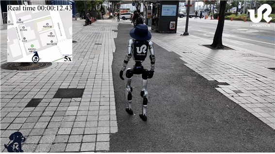 명현 교수팀이 개발한 휴머노이드가 도심을 걷고 있는 모습 ⓒ KAIST 제공