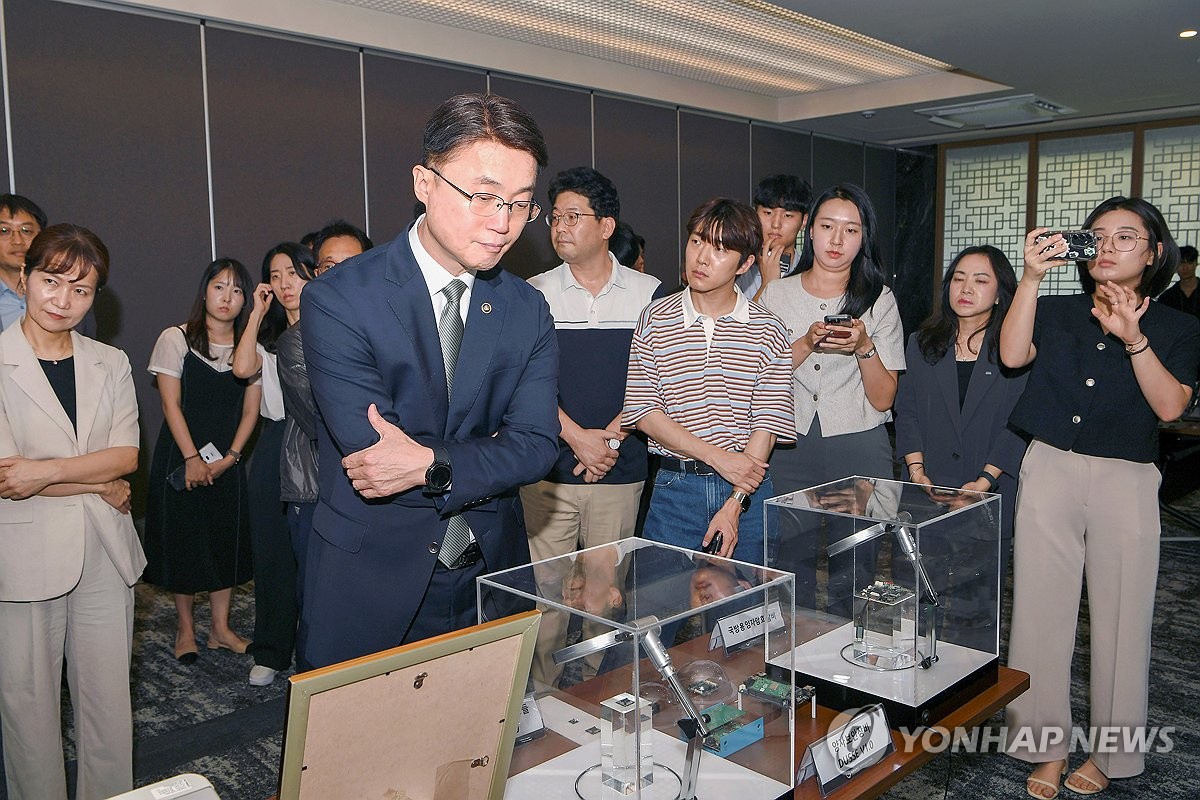 류제명 차관, 양자보안 기반 차량원격제어 시연 참관. 류제명 과학기술정보통신부 2차관이 서울 성북구 국민대학교 양자캠퍼스에서 국민대학교가 개발한 양자보안기술 기반의 차량원격제어기술 시연을 참관하고 있다. 2025.9.3 ⓒ 국민대학교 제공