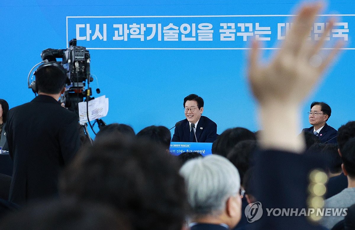 과학기술인 간담회, 발언권 요청하는 참석자들. 7일 대전 유성구 국립중앙과학관에서 열린 '다시 과학기술인을 꿈꾸는 대한민국' 국민보고회에서 참석자들이 이재명 대통령에게 발언권을 요청하고 있다(2025.11.7) ⓒ 대통령실통신사진기자단