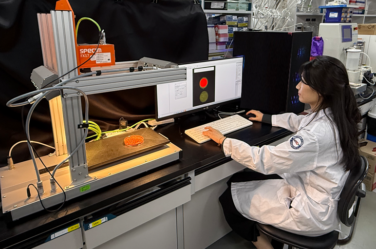 ▲ 불량 고춧가루 판별을 위해 초분광 영상 촬영을 진행하고 있는 세계김치연구소 연구진. Ⓒ세계김치연구소