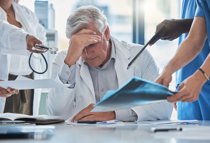 의사들은 과한 업무량 탓에 충분한 시간을 가지고 진료를 보기 어렵다. Ⓒ Getty Images