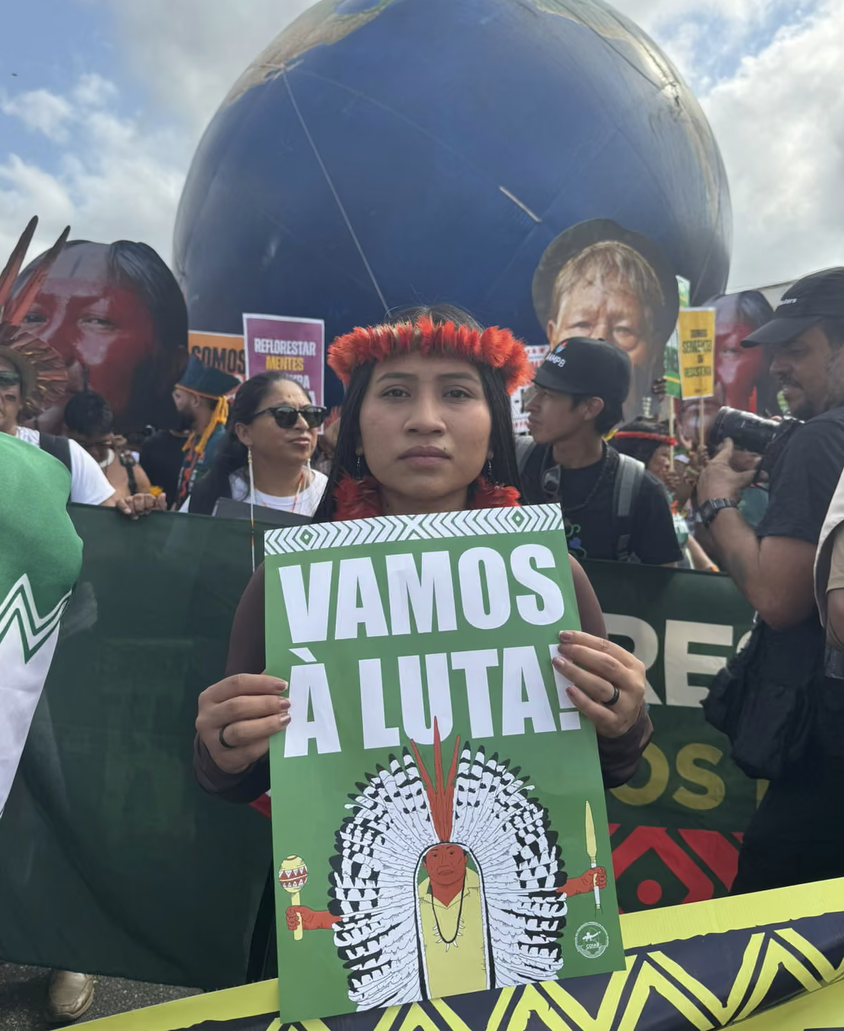 시위 포스터를 든 시위대 모습 ⓒ Jonathan Watts