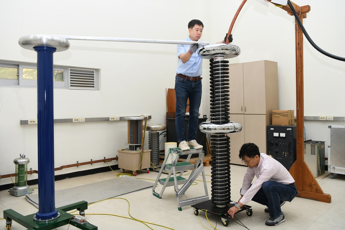 초고압 직류 고전압 표준기 개발한 표준연 연구팀 ⓒ 한국표준과학연구원 제공