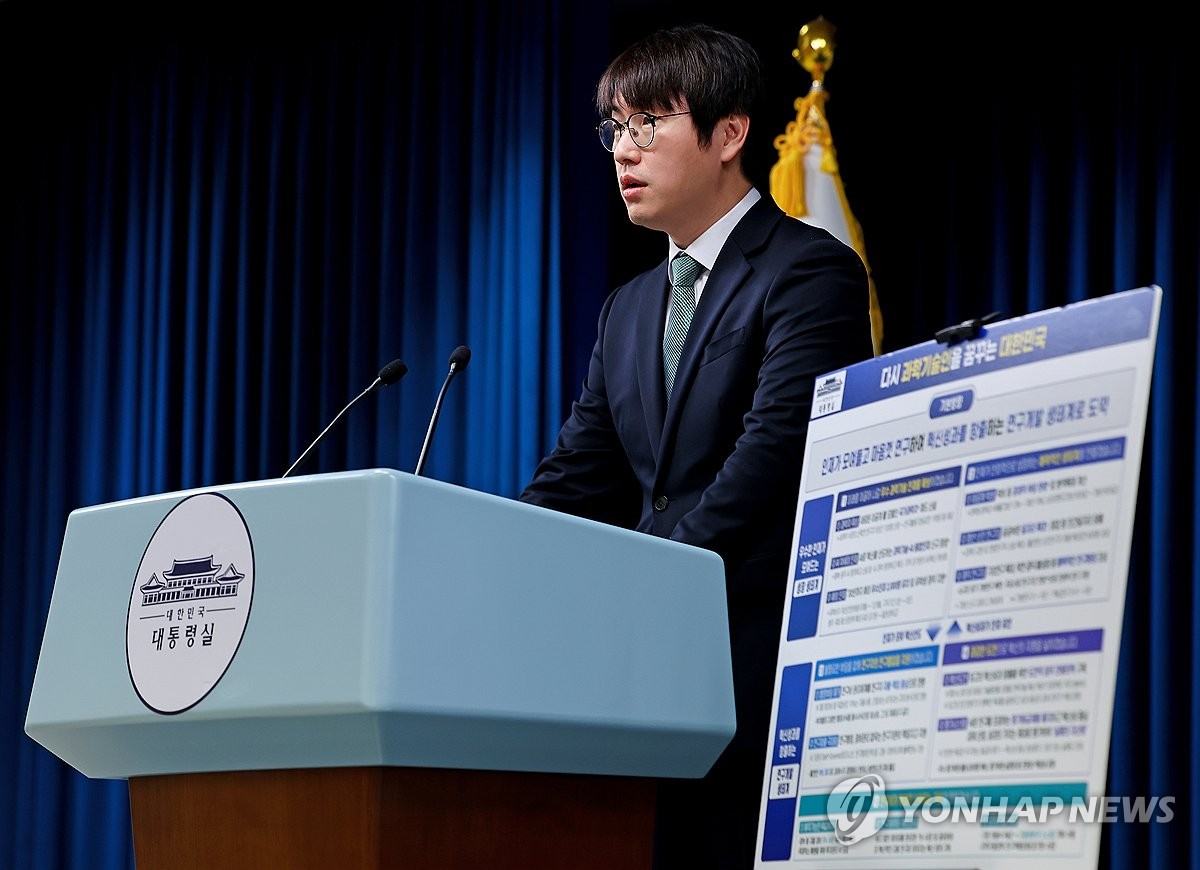 하정우 AI수석, 과학기술인 국민보고회 브리핑. 하정우 AI미래기획수석이 7일 오전 용산 대통령실에서 이날 오후 대전 국립중앙과학관에서 열린 과학기술인 국민보고회 관련 사전 브리핑을 하고 있다(2025.11.7) ⓒ 연합누스