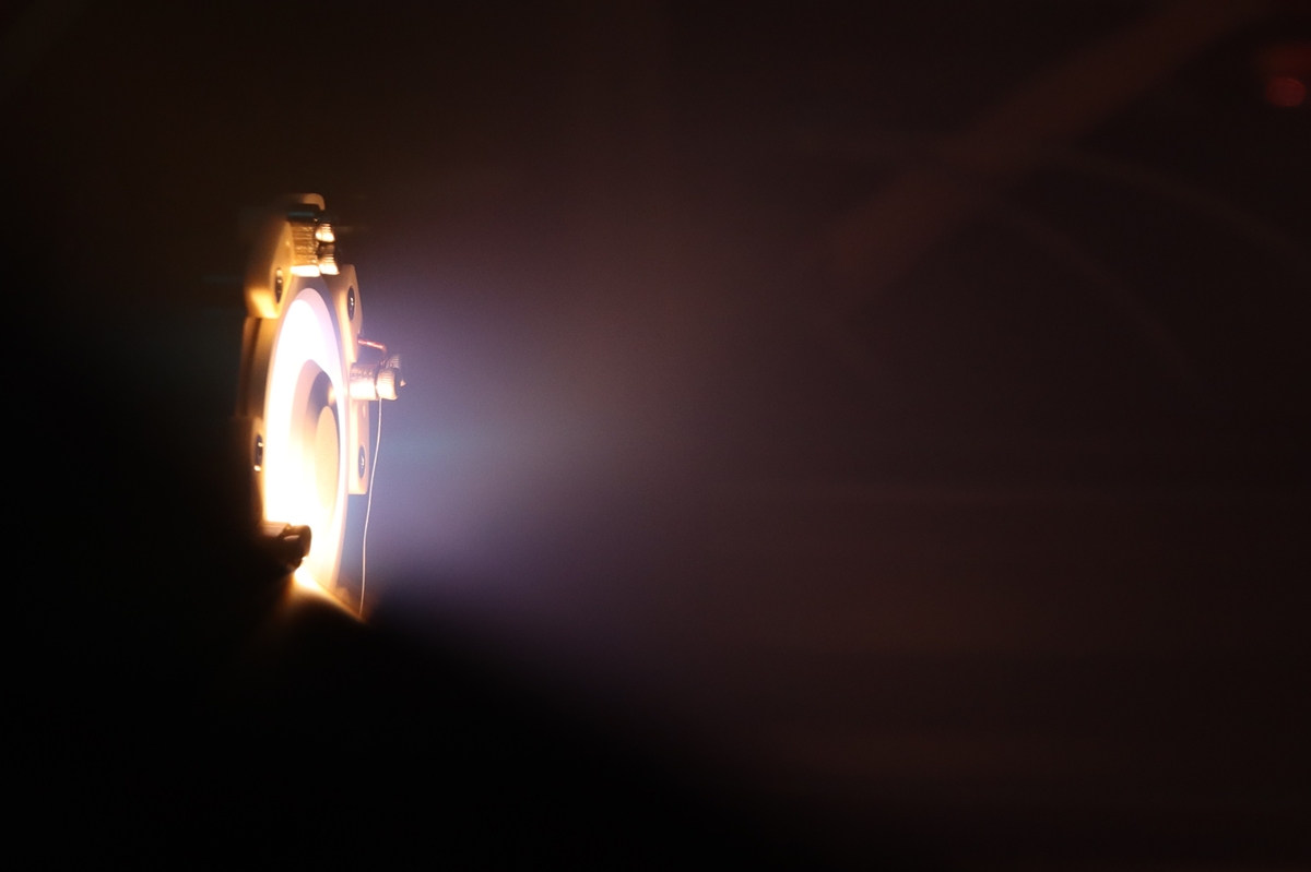 초소형 위성용 홀추력기 플라스마 생성 모습. 케이-히어로 시험 위성에 탑재된 초소형 위성용 전기추진 엔진의 플라즈마 생성 모습. ⓒ KAIST 제공