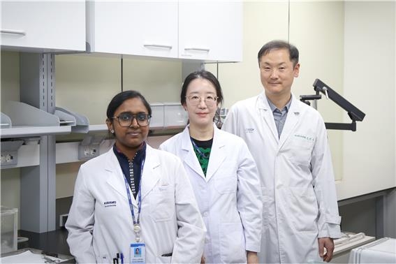 김진수 박사(오른쪽)와 정혜주 연수연구원(가운데), 조이시 산무게아 연수연구원 ⓒ 원자력의학원 제공