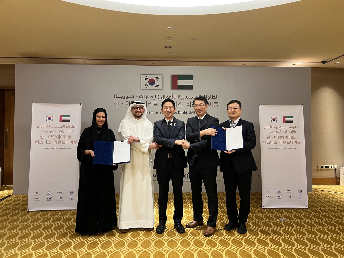 19일 아랍에미리트(UAE)에서 열린 오토노머스A2Z와 SPACE42간 양해각서(MOU) 체결식에서 기업 관계자들이 배경훈 부총리 겸 과학기술정보통신부 장관(가운데)와 기념촬영을 하고 있다. ⓒ과학기술정보통신부 제공