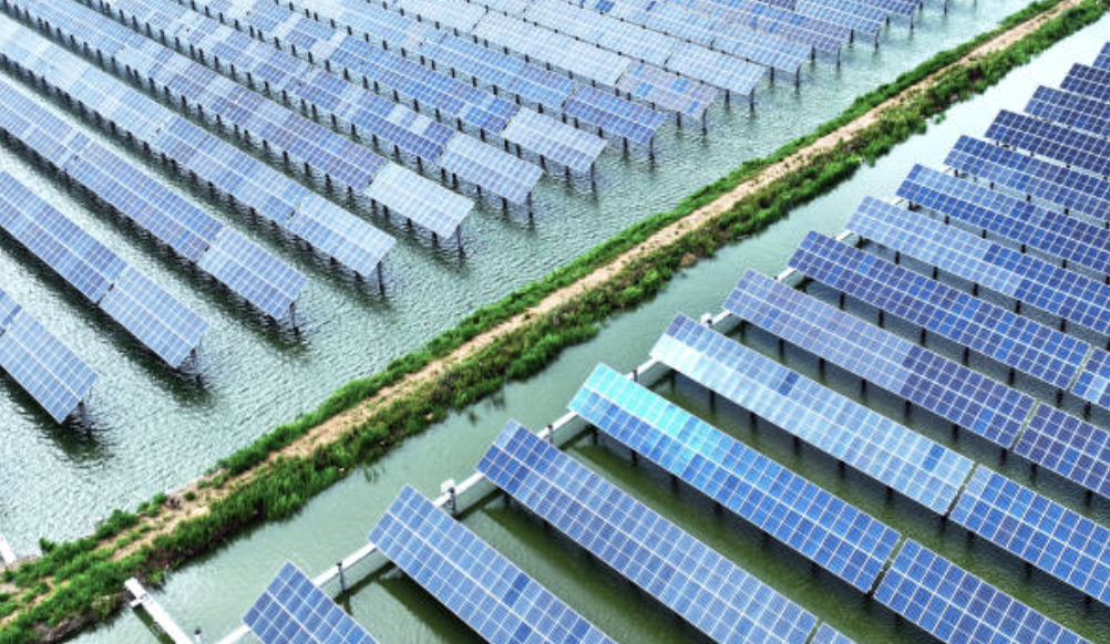 부유식 태양광 패널과 지지대에 설치된 구조물이 연못, 호수, 심지어 대양을 깨끗한 전력 생산지로 바꾸고 있다. © Getty Images