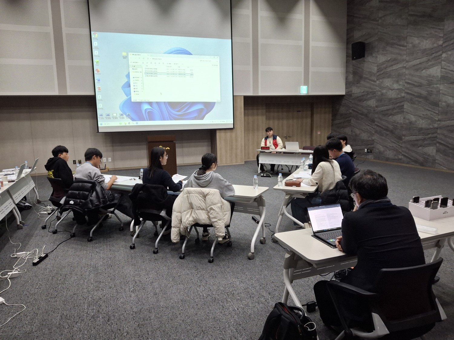 과학토론 결선에 진출한 학생들이 열띤 토론을 벌이고 있다. Ⓒ 사이언스타임즈 정회빈 리포터