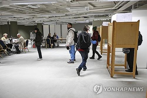 투표하는 핀란드 유권자들 ⓒ EPA 연합뉴스 자료사진