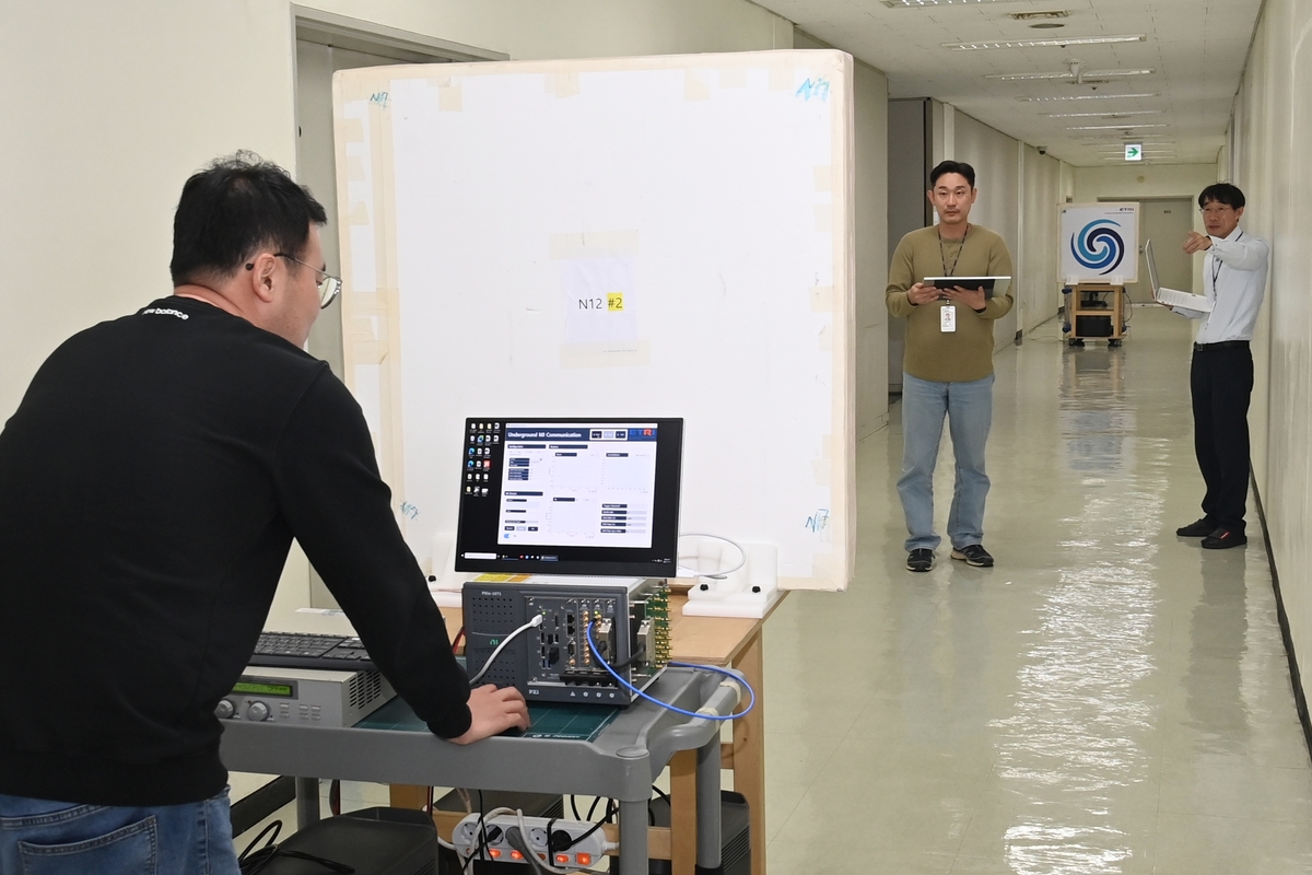 자기장 지중 무선통신 기술개발 성공 송수신 거리를 확보해 지중 자기장 통신 실험 모습 ⓒ 한국전자통신연구원 제공.