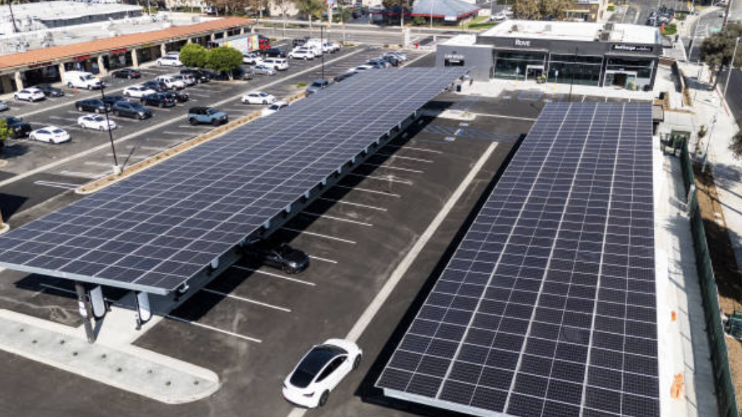 햇빛이 많이 드는 주차장에 태양광 패널을 설치하는 아이디어가 각광받고 있다. © Getty Images