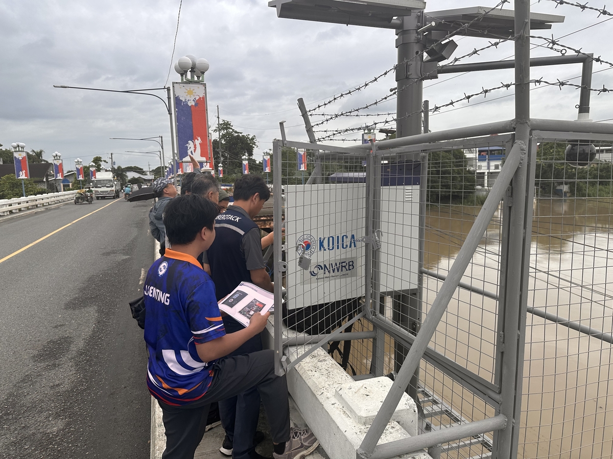 필리핀 팜팡가강 유역 수자원 통합 시스템 구축. '필리핀 팜팡가강 유역 수자원 통합 관리시스템 구축 2차 사업'과 관련해 관계자들이 구축한 기자재 설치 현황을 점검하고 있다. ⓒ 코이카 제공