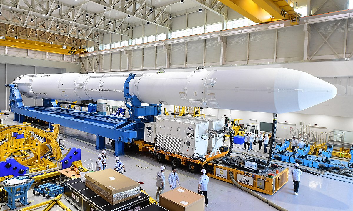 조립도에서 상차 중인 누리호 4차 비행모델 . 지난 16일 전남 고흥군 나로우주센터에서 누리호가 4차 발사를 앞두고 최종 시험을 위해 조립도에서 상차 되고 있다( (나로우주센터 2025.9.17) ⓒ 한국항공우주연구원 제공