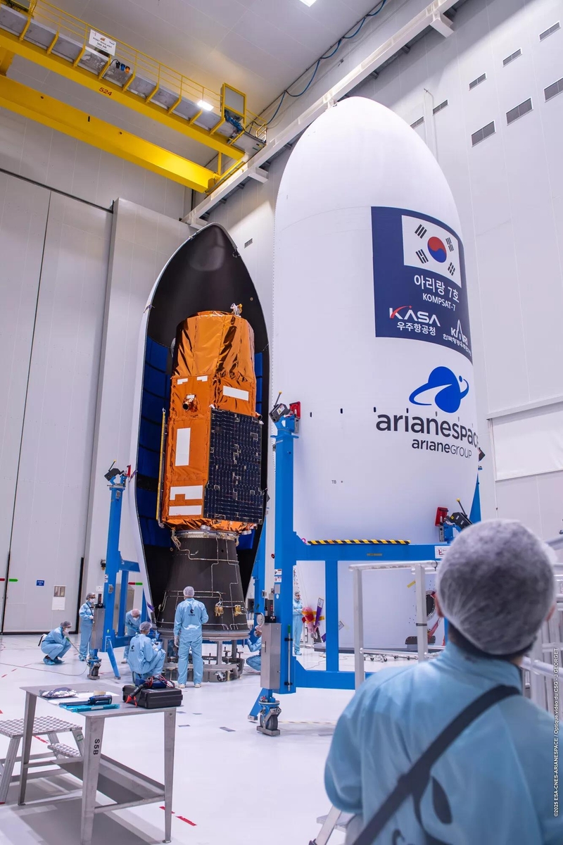 베가-C 상단에 아리랑 7호가 탑재되는 모습 ⓒ 아리안스페이스 제공