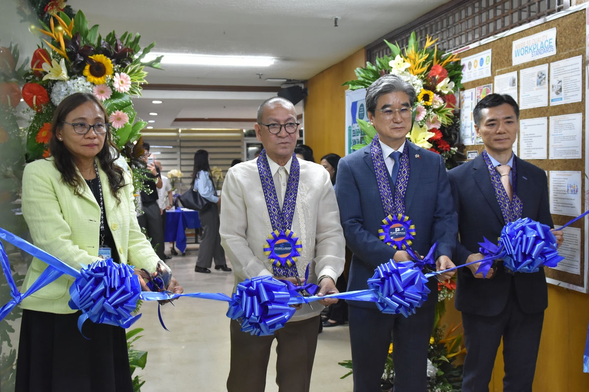 지난 6일 필리핀에서 열린 '필리핀 팜팡가강 유역 수자원 통합 관리시스템 구축 2차 사업' 준공 및 기자재 기증식에서 상승만 주필리핀 대한민국 대사관 공사 겸 총영사(오른쪽 두 번째)와 정영선 코이카 필리핀 사무소장(오른쪽), 리키 아르자돈 필리핀 국가수자원위원회 청장(왼쪽 두 번째)이 리본커팅식을 하고 있다. ⓒ 코이카 제공