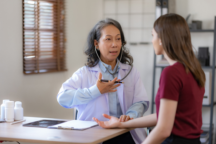의사가 환자 곁에서 눈을 맞추며 대화하면 환자는 자신의 상태를 터놓고 이야기할 수 있다. Ⓒ Getty Images