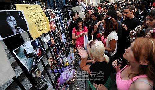 '팝의 황제' 마이클 잭슨 추모하는 팬들 기사 내용과 직접 관련 없음. ⓒ EPA 연합뉴스