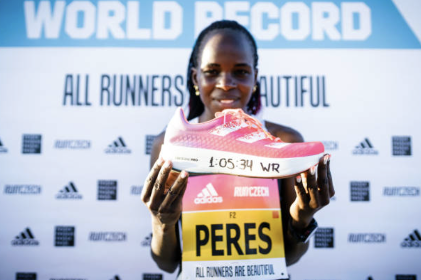 여성의 러닝화가 단순히 작고 분홍색에서 벗어나서 진정한 여성의 신체를 위한 신발이어야 한다. © Getty Images