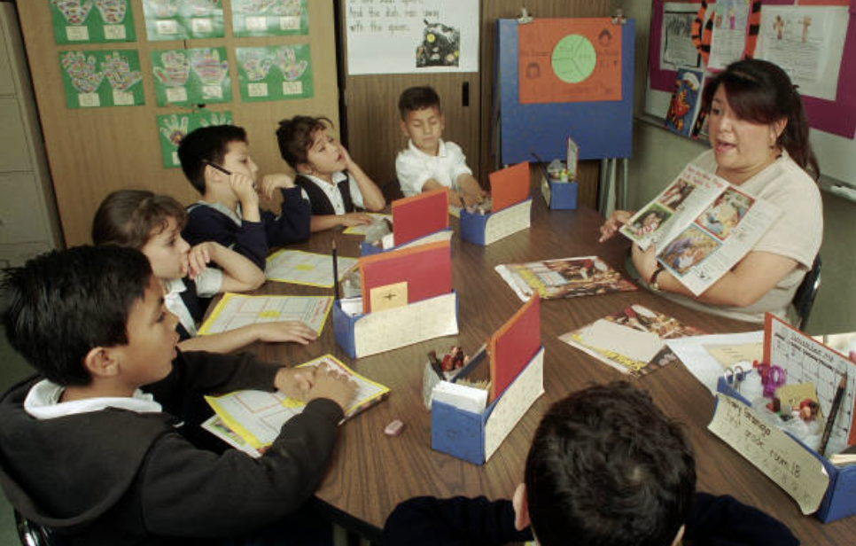 어린 아이들의 뇌는 아직 발달 중이며 신경 가소성과 학습에 더 적응력이 있다. © Getty Images