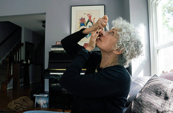 오래 살면 누구나 겪는 노안을 안경 없이 일상생활에서 교정할 수 있게 되었다. ⓒ Getty Images