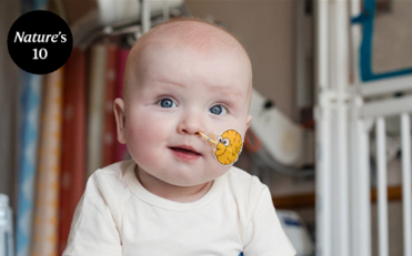 생후 6개월에 맞춤형 크리스퍼 유전자 편집 치료를 받은 아기, KJ 멀둔. ⒸChildren's Hospital of Philadelphia