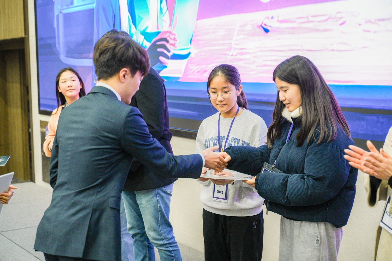 2025 청소년과학탐구대회 시상식에서 융합과학 부문 대상 수상자들이 상장을 수여받고 있다. ©한국과학창의재단