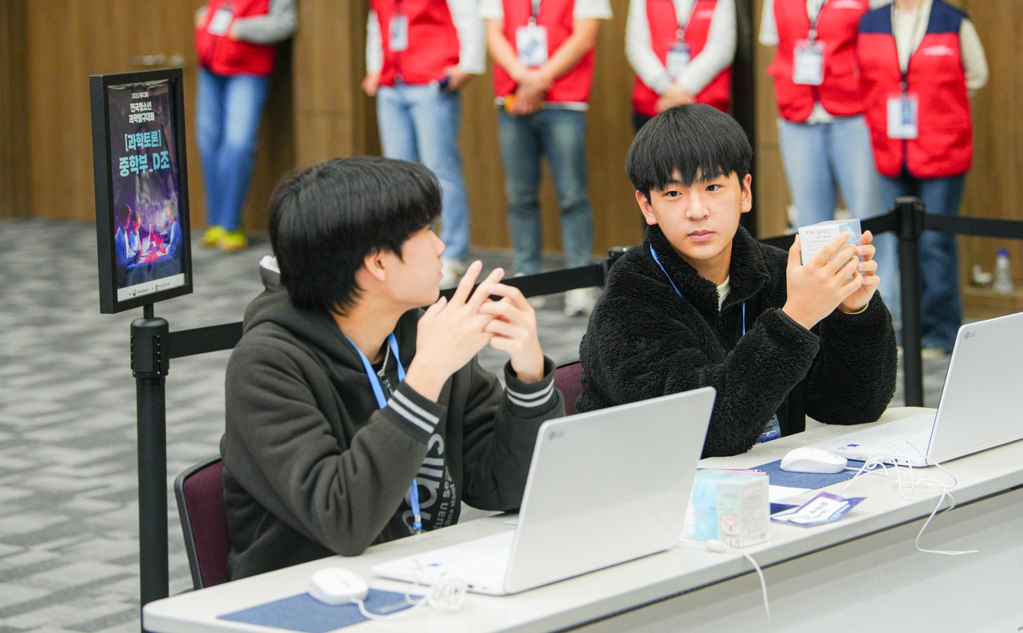 2025 청소년 과학탐구대회 과학토론 부문 중학부 대상을 수상한 조성환, 최현솔 학생. Ⓒ한국과학창의재단 
