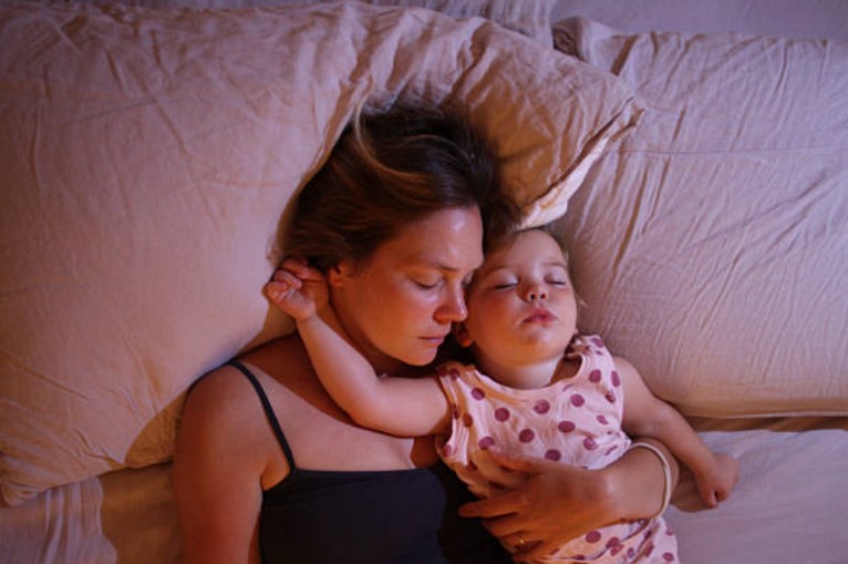 일부 유아들은 흔한 수면 퇴행 시기에 수면의 큰 변화 없이 지나가며, 이 역시 완전히 정상이다. ⓒ Getty Images