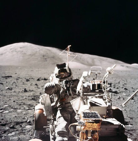 사진은 1972년 과학자 겸 우주비행사 해리슨 H. 슈미트가 아폴로 17호의 세 번째 우주유영(EVA-3) 중 토러스-리트로 착륙 지점의 스테이션 9(반 세르그 크레이터)에서 달 탐사차에 앉아 있는 모습 ⓒ Getty Images