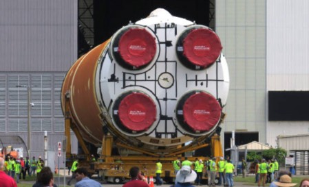 NASA는 이미 케네디 우주센터에서 로켓과 우주선 조립을 완료했으며, 승무원들은 발사대에서 생존복을 입고 오리온에 탑승하는 카운트다운 시연 테스트를 진행 중이다. ⓒ Getty Images