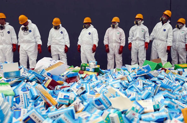 규제당국들은 개별적으로 승인된 의약품들을 조합해서 개별 환자를 위한 규제되지 않은 "복합물"을 제조하는 컴파운딩(compounding) 문제에 대해서도 우려를 제기하고 있다. © Getty Images