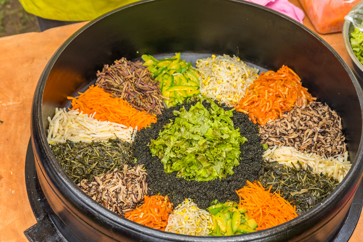 고추장과 고기가 없는 간장·된장 비빔밥은 자극적이지 않아 편안하게 즐길 수 있다. Ⓒ Getty Images