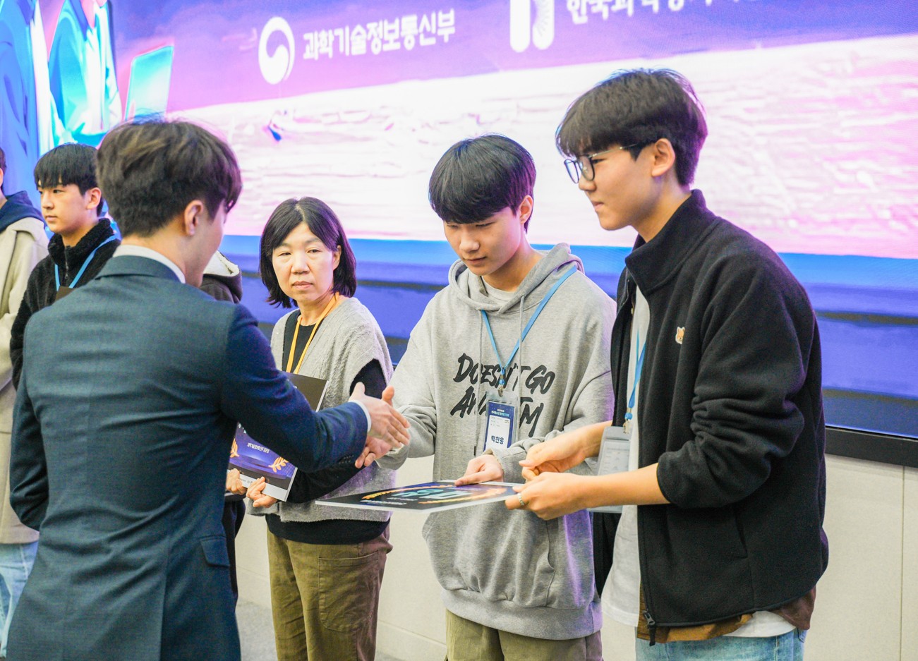 2025 청소년 과학탐구대회 과학토론 부문 고등부 대상을 수상한 유승원, 박찬웅 학생. Ⓒ한국과학창의재단 