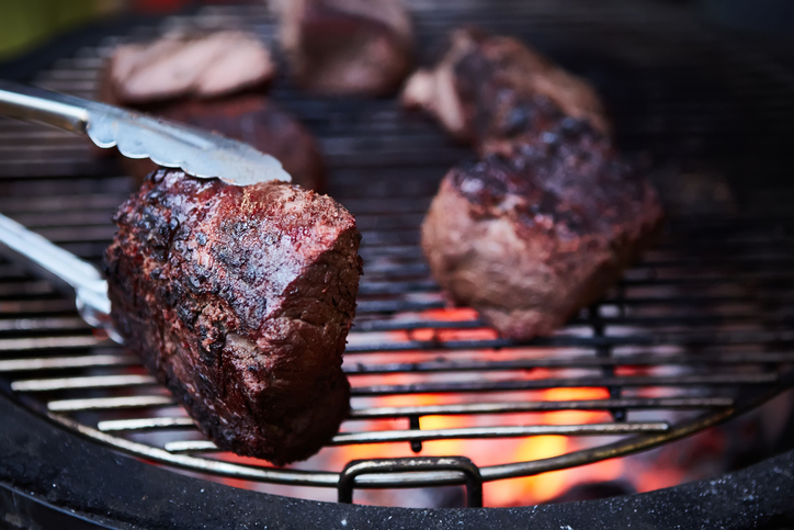 고기를 숯불로 익히면 겉은 바삭해지고 내부는 육즙이 남아있게 된다. Ⓒ Getty Images