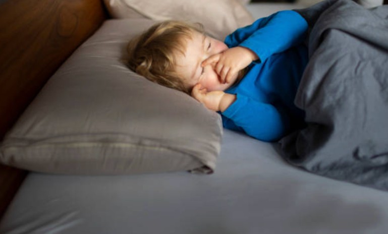 유아들이 낮잠이나 취침 시간, 야간 각성에 대한 한계에 강하게 저항할 수 있지만, 규칙이 항상 같다는 것을 깨달을 때 위로를 받는다. ⓒ Getty Images