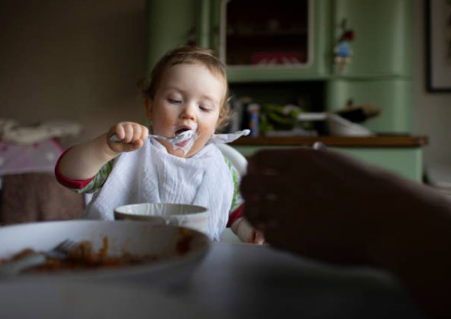 산모가 임신 중과 모유 수유 중에 섭취한 음식의 향기 성분이 양수와 모유로 전달되어 나중의 미각 선호도에 영향을 미친다. ⓒ Getty Images