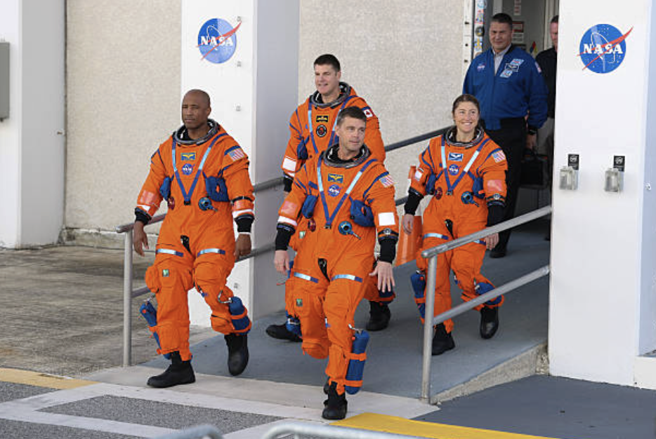 우주인들은 달 표면으로부터 6,500~9,500km 상공을 비행하면서 달의 지형과 남극 지역을 관측하고 고해상도 영상을 촬영할 예정이다. ©Getty Images