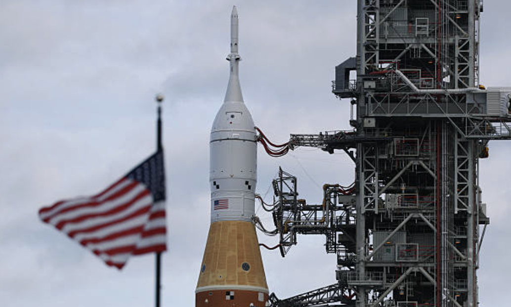 조사 결과 이 문제는 발사대 위에서 간단히 해결할 수 없는 중대 결함으로 판명되었으며, 결국 NASA는 로켓 전체를 다시 조립동(VAB)으로 이송하여 정밀 점검을 실시하기로 결정했다. ©Getty Images