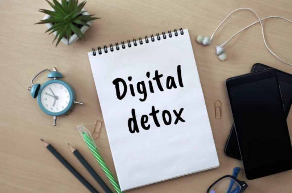 만약 다시 SNS를 확인하고 싶은 충동이 강하게 든다면, 즉시 행동을 '리디렉션(Redirection)'해야 한다. ©Getty Images