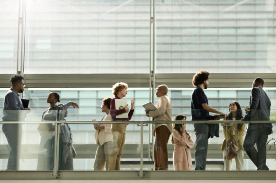 주변의 부정적인 사람들과 건강한 거리를 두는 것은 심리적 평온을 넘어, 자신의 생물학적 수명을 지키기 위한 가장 효율적인 '안티에이징' 전략이다. ©Getty Images