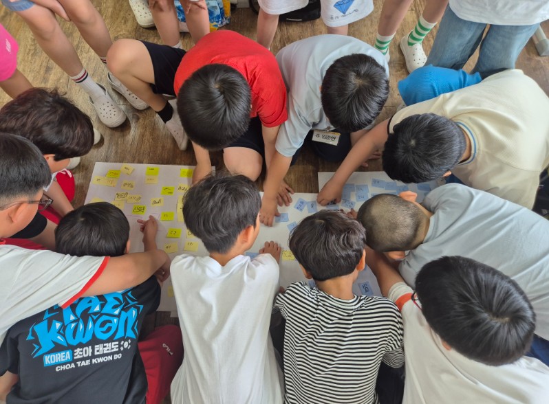 학생들이 주제를 정해 토론·실험·자료 분석을 수행하는 프로젝트형 탐구 활동은 2022 개정 교육과정과 「제5차 과학교육 종합계획(2025~2029)」이 지향하는 ‘사고·탐구 중심 수업’의 대표적인 모습이다. Ⓒ행복한교육