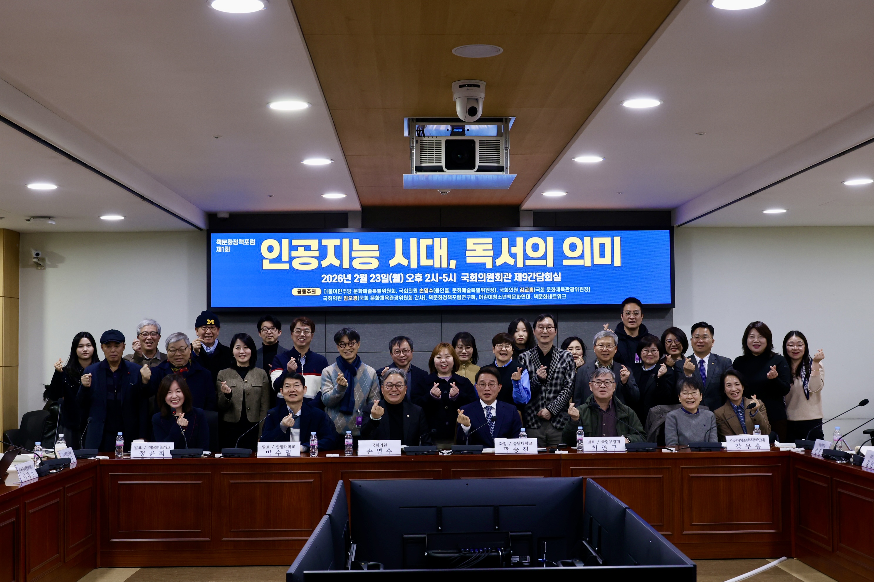 AI가 문장을 짓는 시대, 왜 다시 '인간의 독서'인가?