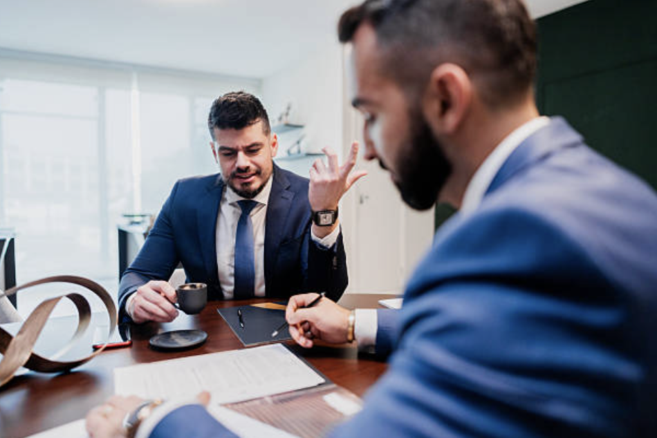 우리가 원해서 만나는 친구보다 직장 동료나 룸메이트처럼 '싫어도 봐야 하는' 관계에서 더 많은 스트레스 유발자가 보고되었다. ©Getty Images