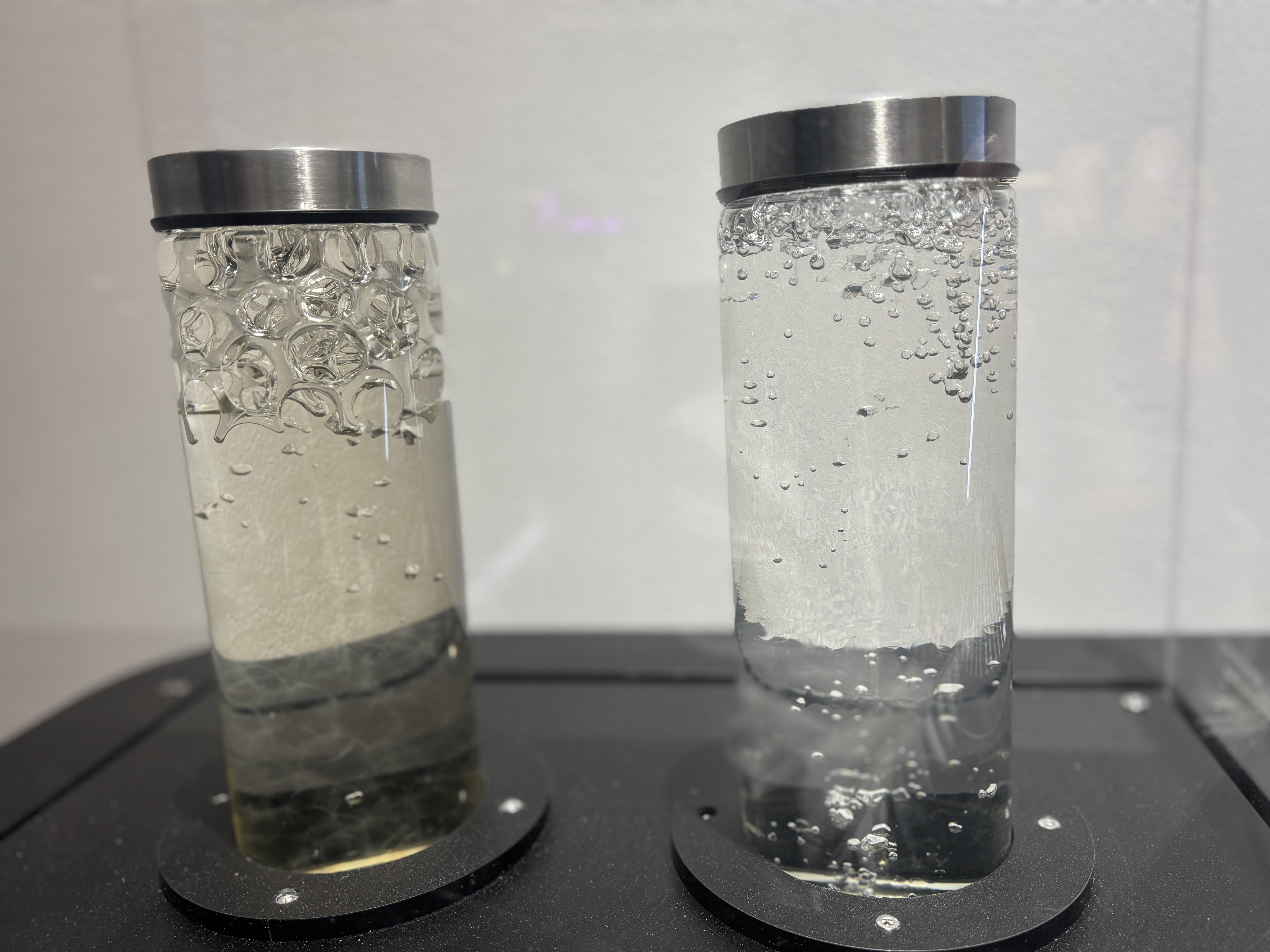 ▲ 개구리알(고흡수성 수지)은 물과 굴절률이 같아서 물속에 있을 때는 보이지 않는다. 이처럼 우주에도 분명 존재하지만 보이지 않는 ‘암흑물질’이 있다. Ⓒ사이언스타임즈 권예슬 