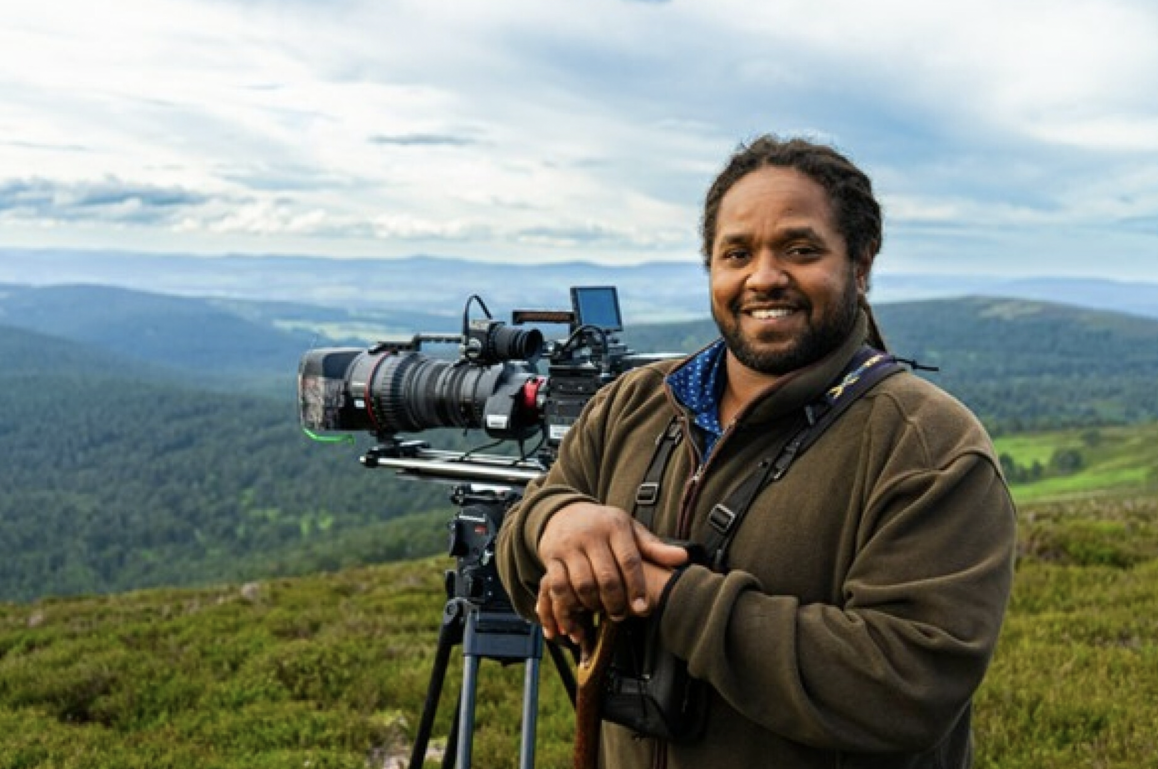 수단에서 태어나 어린 시절 영국으로 이주한 야신은 현재 스코틀랜드 서해안 하이랜드에 살며 독수리를 비롯한 야생동물을 촬영하고 있다. ©edinburghfestivalcity.com