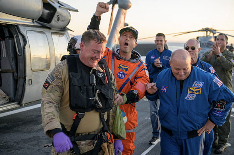 착수를 마친 네 명은 USS 존 P. 머사 함으로 옮겨진 뒤 곧 휴스턴 존슨 우주센터로 이송돼 임무 후 의료 평가와 재활 과정에 들어갔다. ©Getty Images