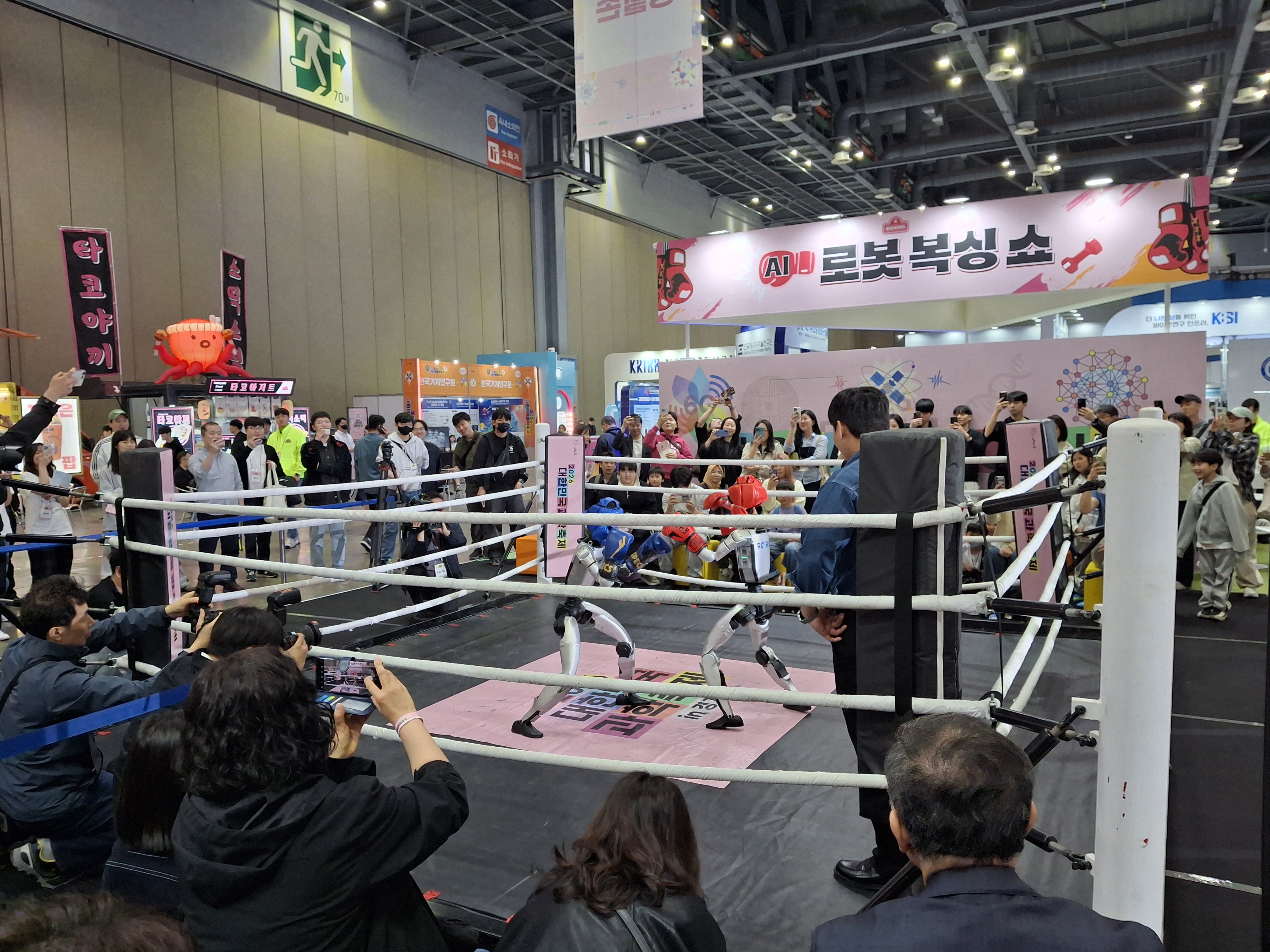 휴머노이드 로봇들이 복싱 경기를 펼치고 있다. Ⓒ사이언스타임즈 정회빈 리포터