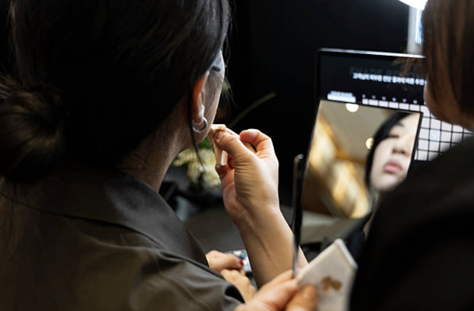 피부는 왜 무너지는가 — K-뷰티가 세계를 설득한 과학