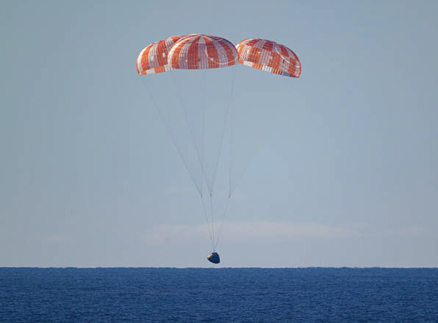 가장 먼저 작동하는 것은 포워드 베이 커버 낙하산 3개이다. ©Getty Images